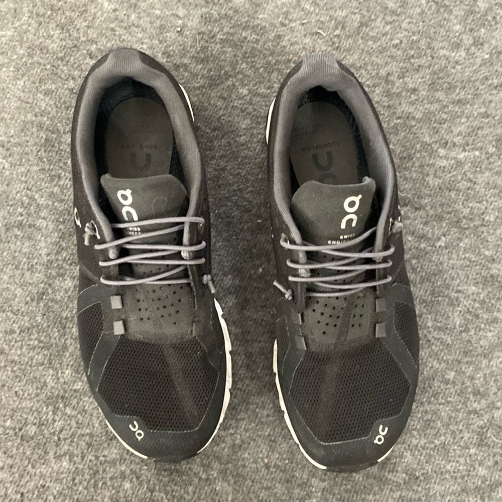 On Cloud Women’s sneaker gently worn. Size W8